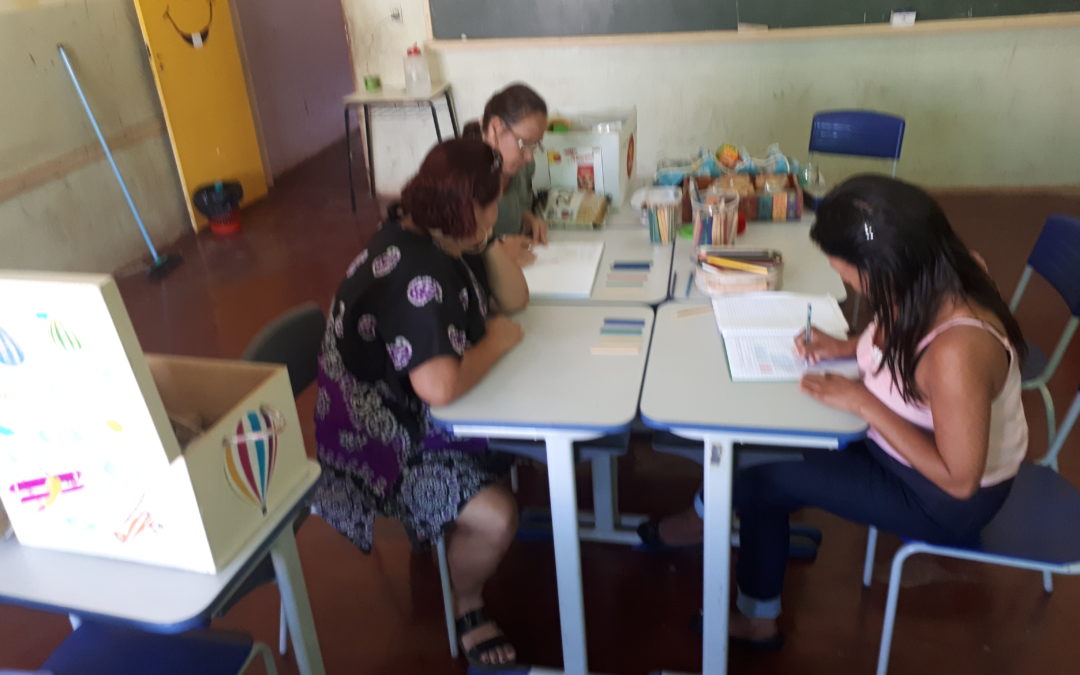 As formações de professores de Alto Paraíso de Goiás, recomeçaram na segunda quinzena de agosto. Ontem, 21/08 foi o curso de Educação Matemática, com o prof. Cristiano Muniz, na escola Zeca de Faria.